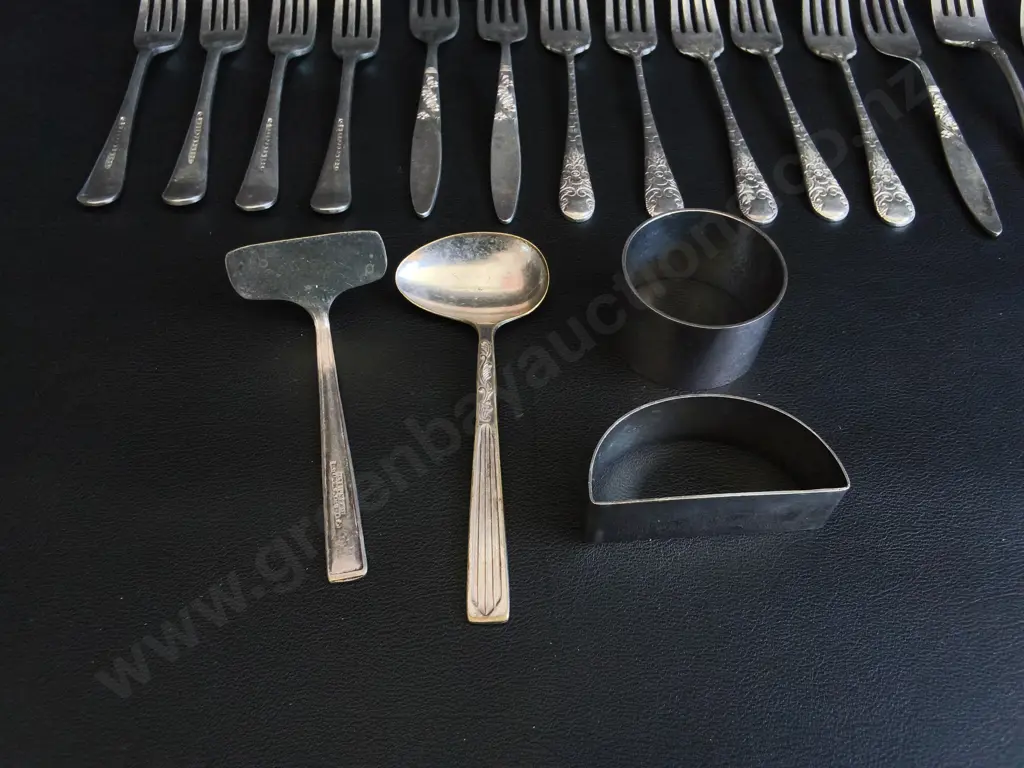 MIX OF VINTAGE SILVER PLATED FLATWARE Image 1++