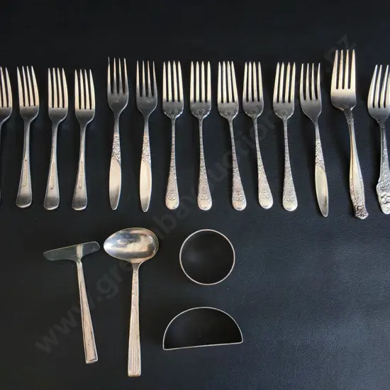MIX OF VINTAGE SILVER PLATED FLATWARE