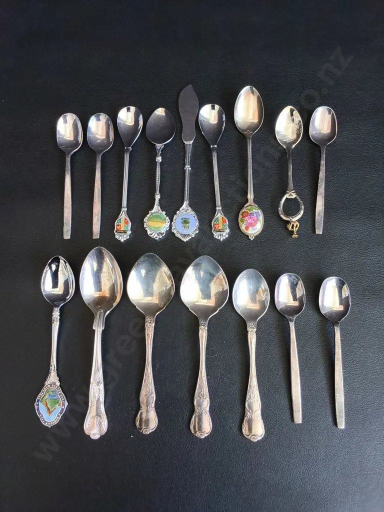 MIX OF VINTAGE TEA SPOONS AND SOUVENIR SPOONS Image 1++