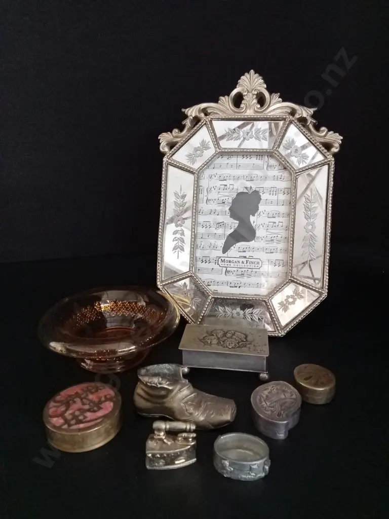 COLLECTION OF DECORATIVE ITEMS TALLEST H26CM Image 1++