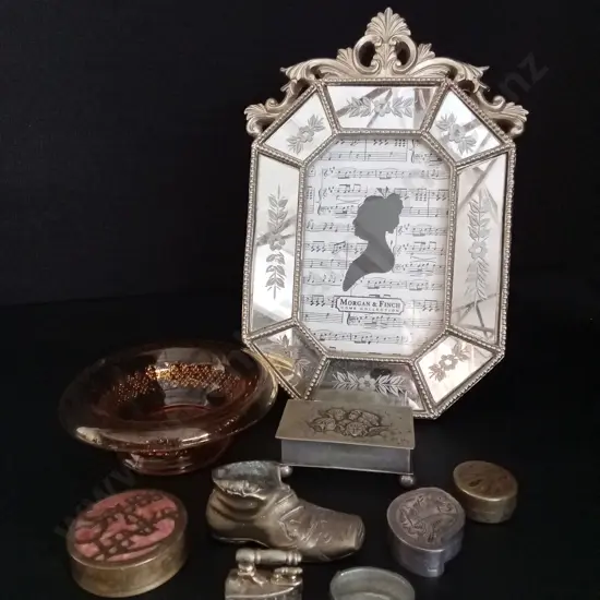 COLLECTION OF DECORATIVE ITEMS TALLEST H26CM