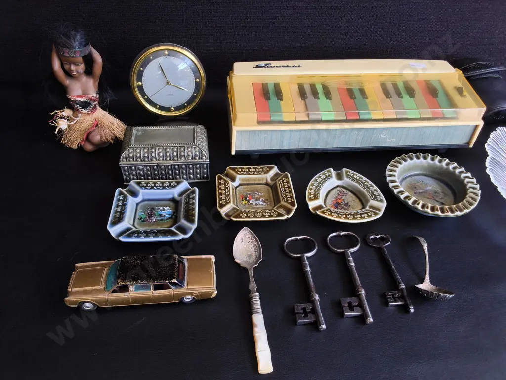 MIX OF VINTAGE ITEMS, 17 PIECES, PLATE DIA 33 CM, TALLEST H 50 CM Image 1++