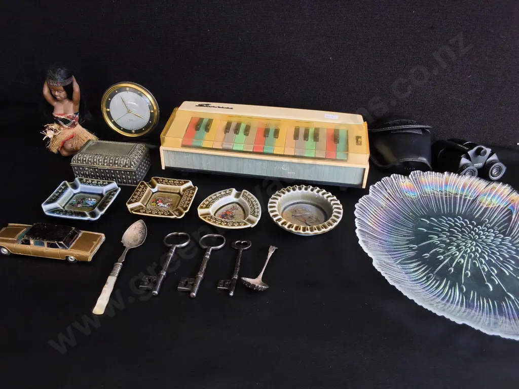 MIX OF VINTAGE ITEMS, 17 PIECES, PLATE DIA 33 CM, TALLEST H 50 CM Image 1++