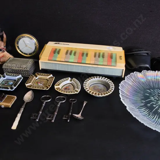 MIX OF VINTAGE ITEMS, 17 PIECES, PLATE DIA 33 CM, TALLEST H 50 CM