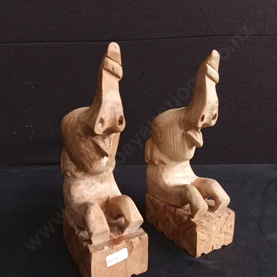 2 WOODEN ELEPHANT SCULPTURES H24CM