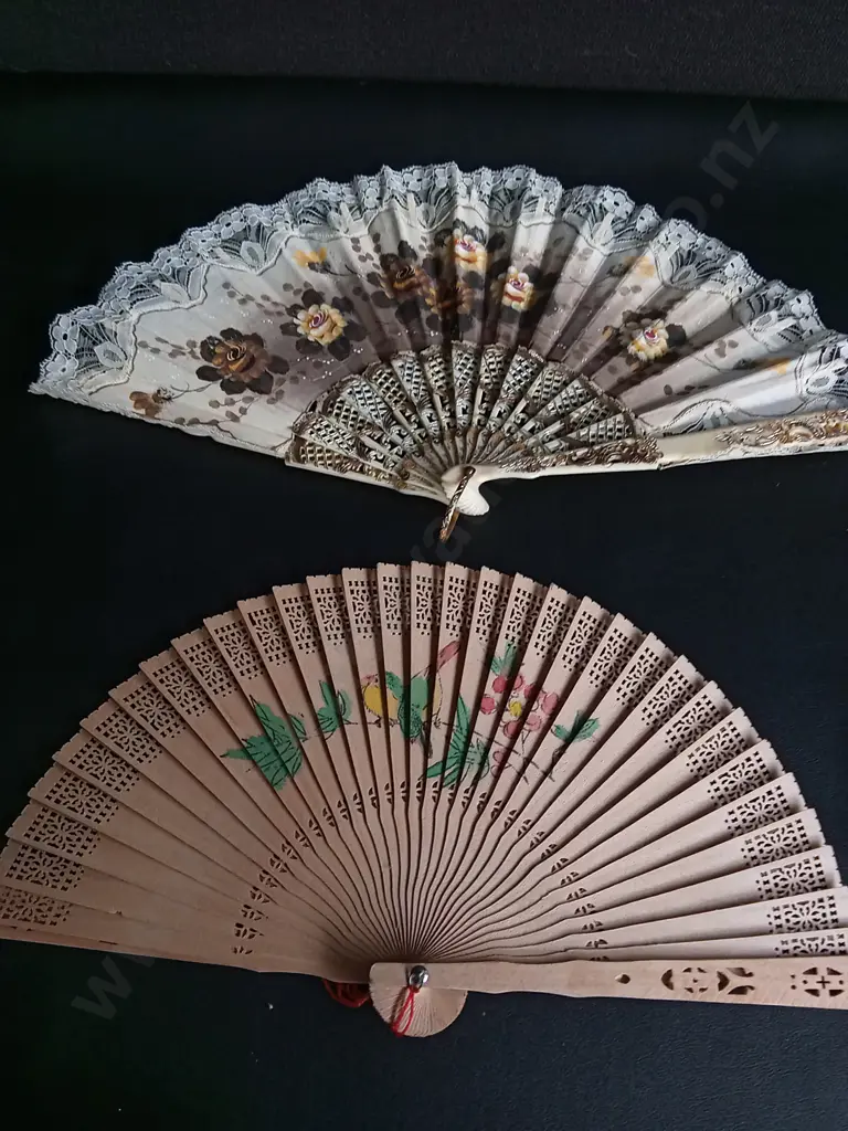 WOODEN JEWELLERY BOX INCLUDING CONTENTS AND TWO FANS Image 1++