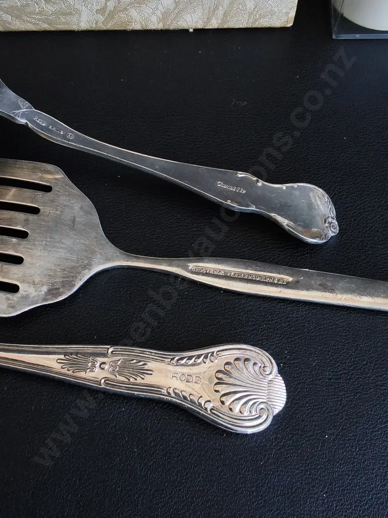 VINTAGE MID CENTURY SILVER PLATED SERVING CUTLERY AND NAPKIN RINGS, RODD, GROSVENOR, ELMON. 12 PIECES Image 1++