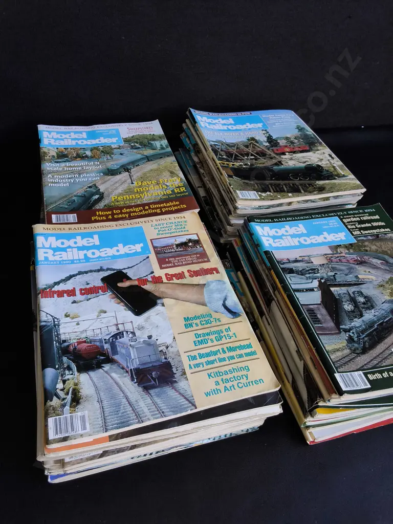 COLLECTION OF VINTAGE 1990'S RAILROADER MAGAZINES Image 1++