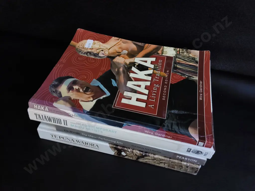 4 BOOKS ON MĀORI ART AND CULTURE Image 1++