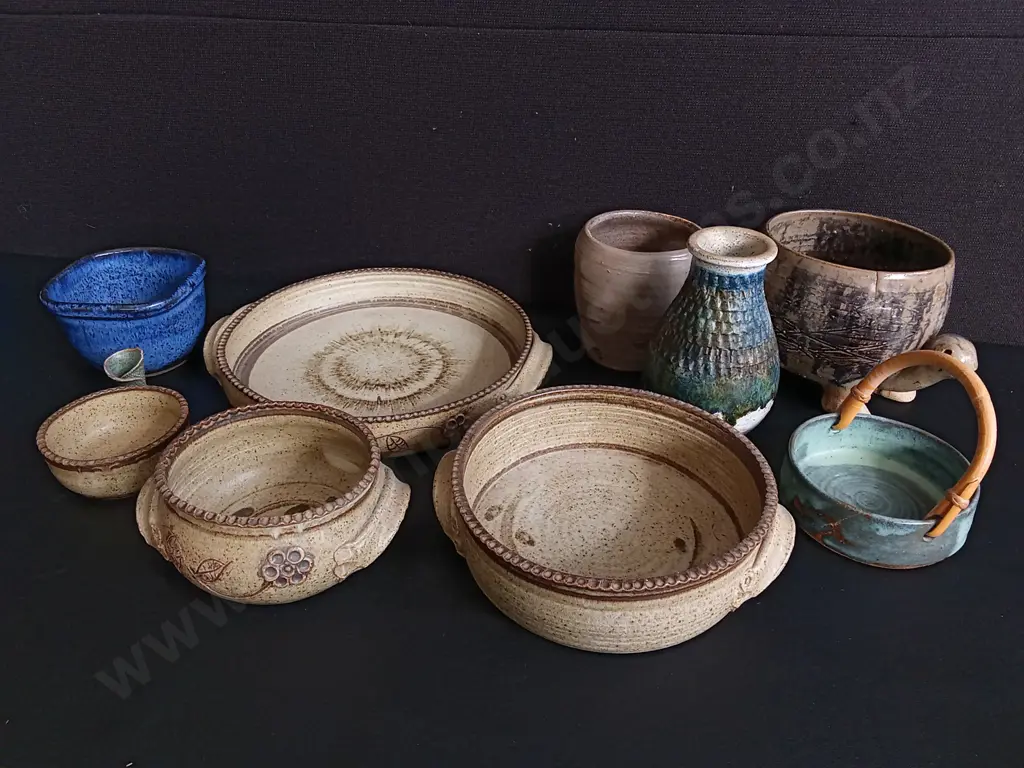 MIX OF POTTERY, 10 PIECES, WIDEST W 34 CM, TALLEST H 19 CM Image 1++