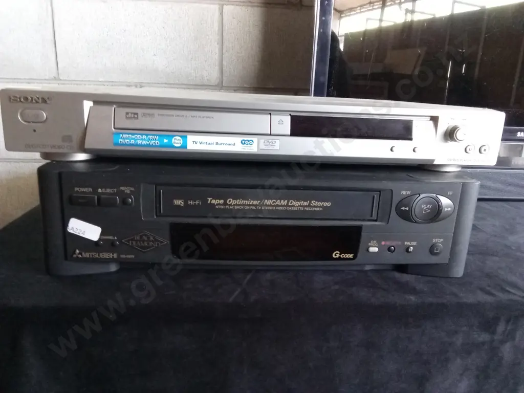 SAMSUNG 40 INCH TV INCLUDING SOUND BAR, DVD PLAY AND VHS PLAYER Image 1++