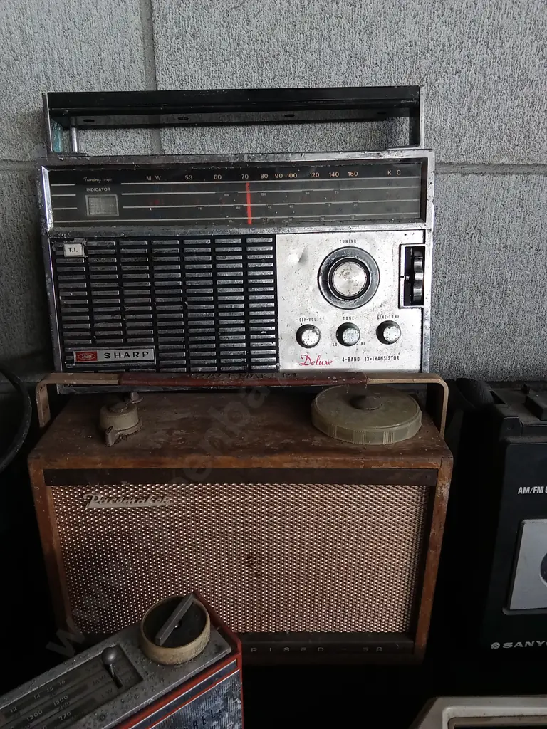 COLLECTION OF VARIOUS VINTAGE ELECTRONIC DEVICES INCLUDING SEVERAL TRANSISTOR RADIOS Image 1++