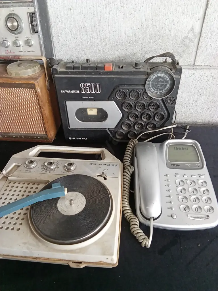 COLLECTION OF VARIOUS VINTAGE ELECTRONIC DEVICES INCLUDING SEVERAL TRANSISTOR RADIOS Image 1++