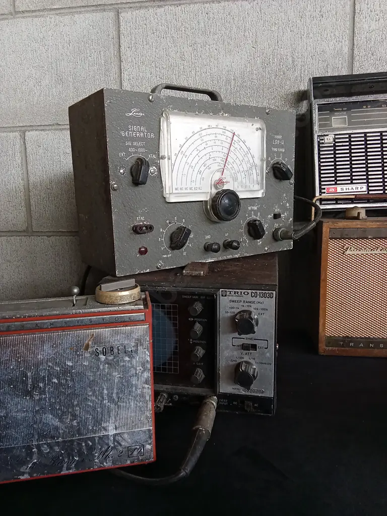 COLLECTION OF VARIOUS VINTAGE ELECTRONIC DEVICES INCLUDING SEVERAL TRANSISTOR RADIOS Image 1++