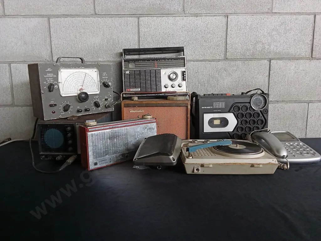 COLLECTION OF VARIOUS VINTAGE ELECTRONIC DEVICES INCLUDING SEVERAL TRANSISTOR RADIOS Image 1++