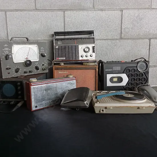 COLLECTION OF VARIOUS VINTAGE ELECTRONIC DEVICES INCLUDING SEVERAL TRANSISTOR RADIOS