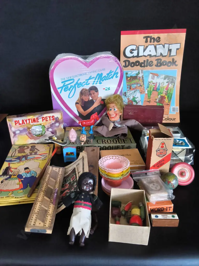 COLLECTION OF VINTAGE GAMES AND TOYS Image 1++