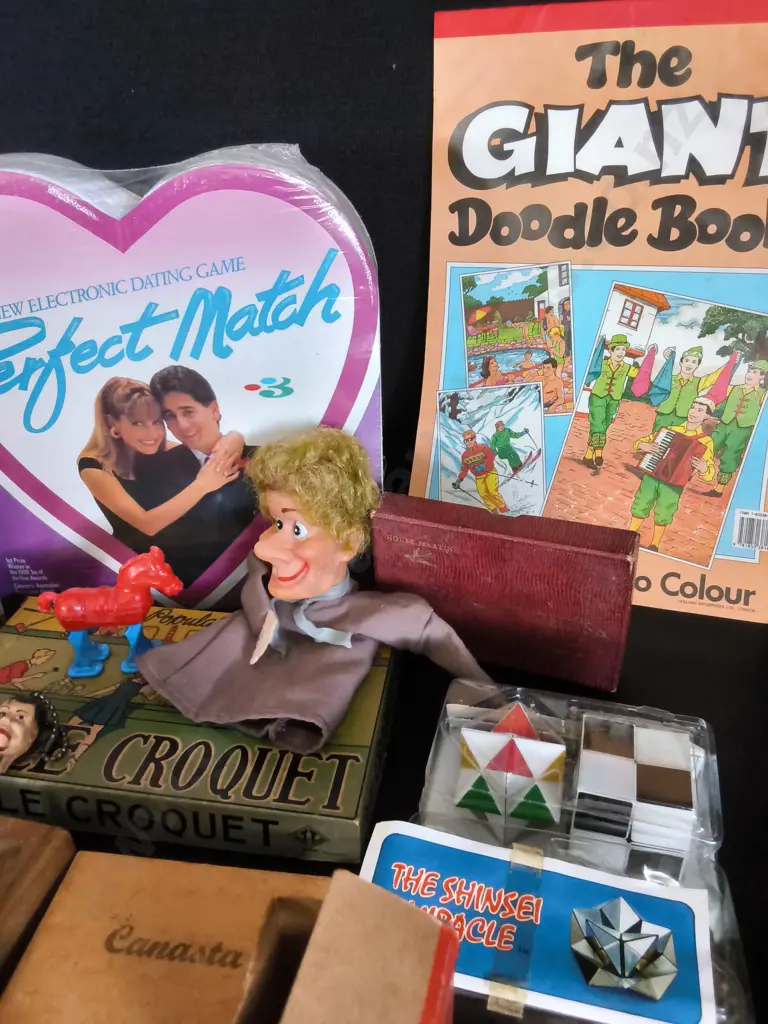 COLLECTION OF VINTAGE GAMES AND TOYS Image 1++