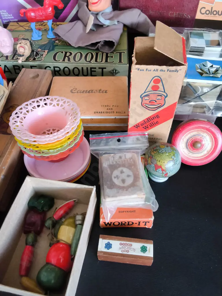 COLLECTION OF VINTAGE GAMES AND TOYS Image 1++