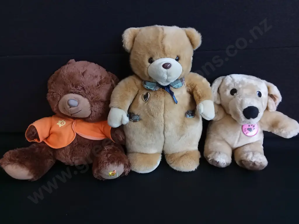 3 VINTAGE PLUSH TOYS, 2 TEDDIES AND "TED E. BARE" DOG, TALLEST H 42 CM Image 1++