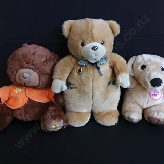 3 VINTAGE PLUSH TOYS, 2 TEDDIES AND "TED E. BARE" DOG, TALLEST H 42 CM