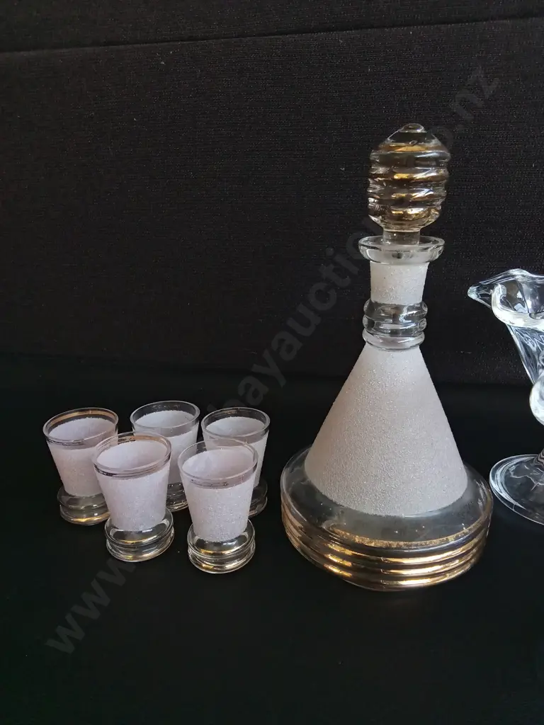 VINTAGE ART DECO BEEHIVE STYLE DECANTER SET AND PAIR OF BORMIOLI ROCCO PRIMAVERA DESSERT GLASSES, TALLEST H 22.5 CM Image 1++