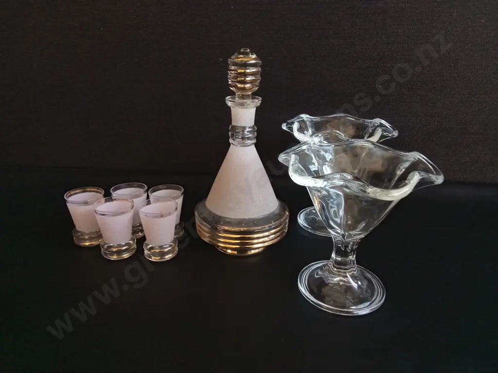 VINTAGE ART DECO BEEHIVE STYLE DECANTER SET AND PAIR OF BORMIOLI ROCCO PRIMAVERA DESSERT GLASSES, TALLEST H 22.5 CM Image 1++