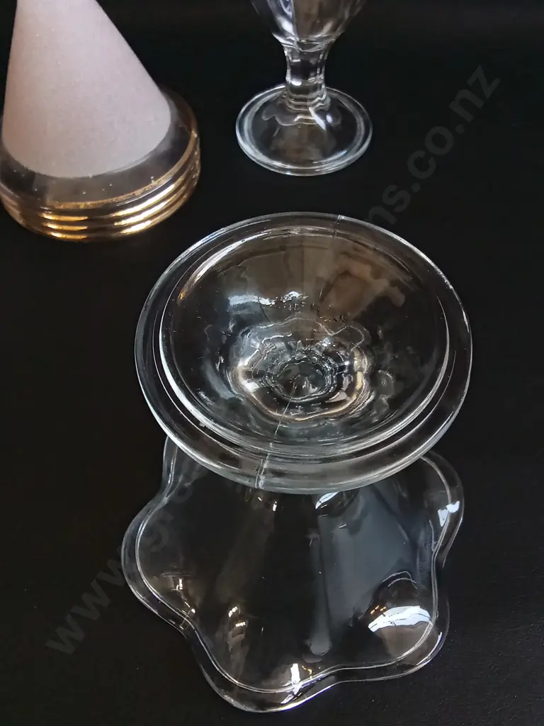 VINTAGE ART DECO BEEHIVE STYLE DECANTER SET AND PAIR OF BORMIOLI ROCCO PRIMAVERA DESSERT GLASSES, TALLEST H 22.5 CM Image 1++