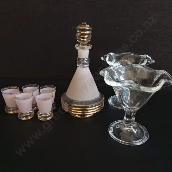 VINTAGE ART DECO BEEHIVE STYLE DECANTER SET AND PAIR OF BORMIOLI ROCCO PRIMAVERA DESSERT GLASSES, TALLEST H 22.5 CM