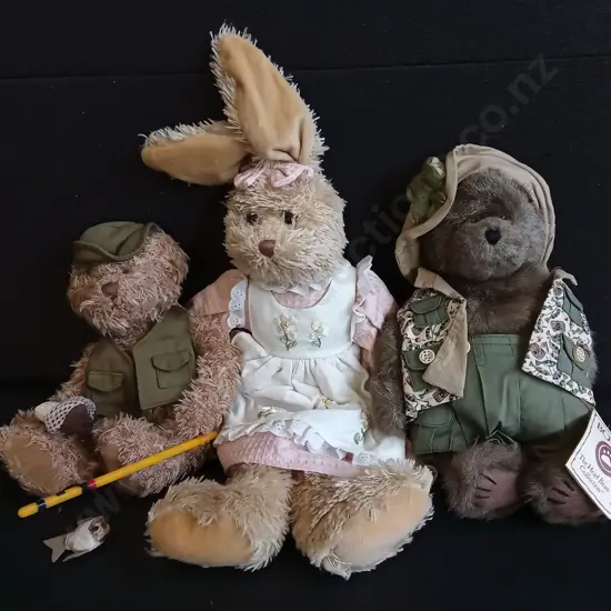 3 VINTAGE PLUSH TOYS, INCLUDING BOYDS AND RUSS BEARS, TALLEST H 50 CM