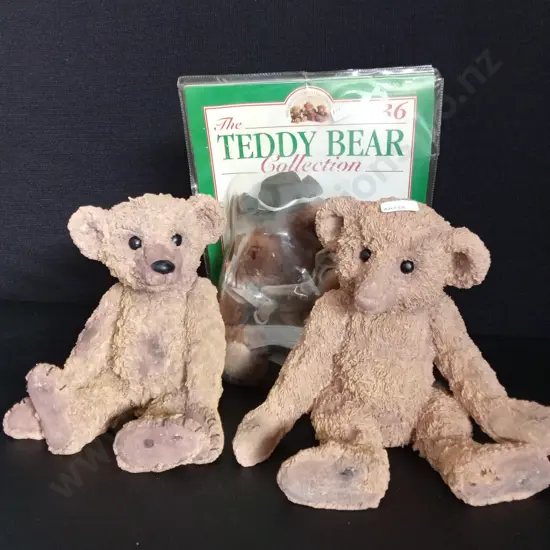 2 RESIN TEDDY BEAR FIGURINES H17CM AND A VINTAGE TEDDY BEAR IN PACKAGE
