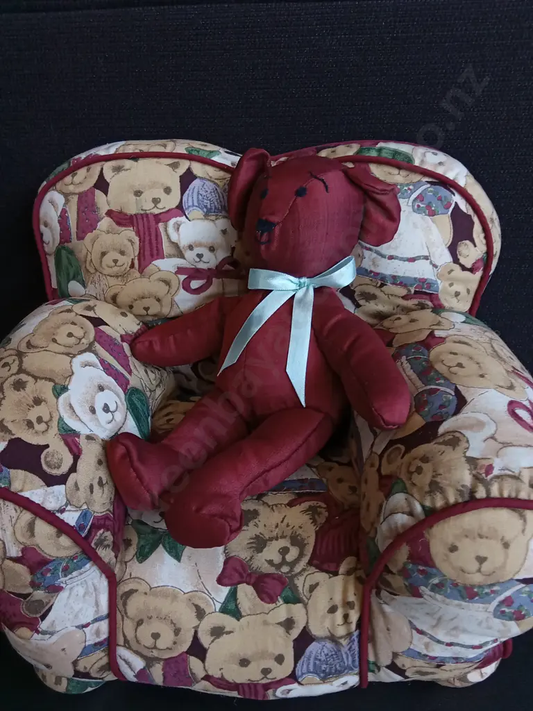 VINTAGE TEDDY BEARS AND MINIATURE SOFA CHAIR, H 22 CM Image 1++
