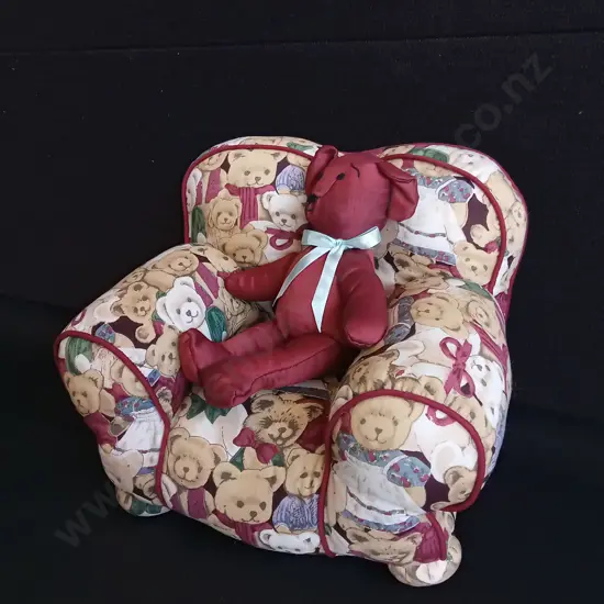 VINTAGE TEDDY BEARS AND MINIATURE SOFA CHAIR, H 22 CM