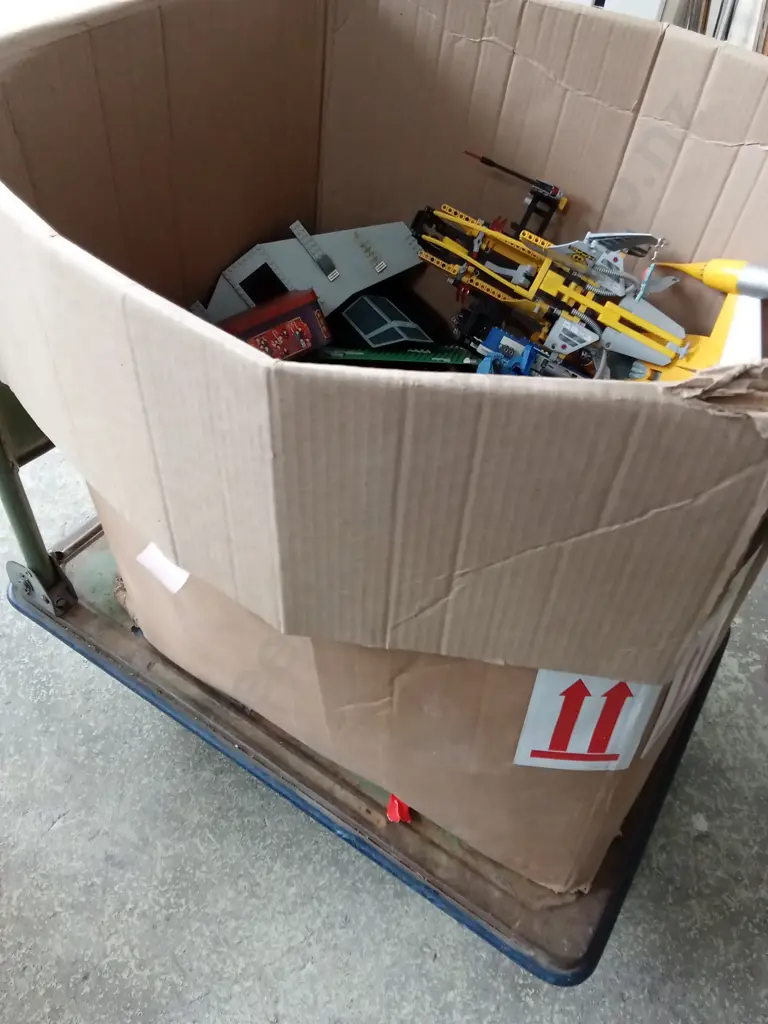 LARGE BOX OF CHILDREN'S TOYS MAILY LEGO Image 1++