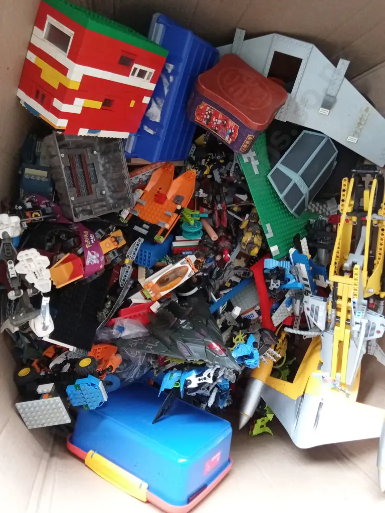 LARGE BOX OF CHILDREN'S TOYS MAILY LEGO Image 1++