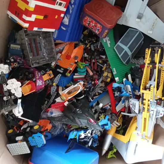 LARGE BOX OF CHILDREN'S TOYS MAILY LEGO