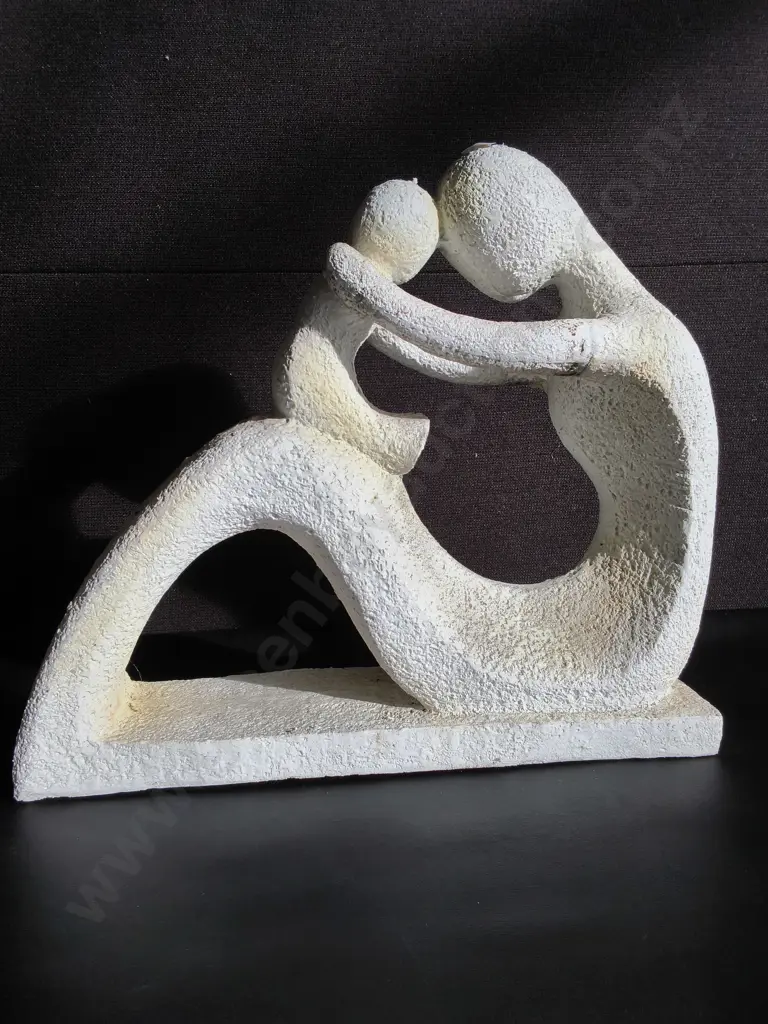 MOTHER AND CHILD SCULPTURE, H 37 CM X W 41 CM Image 1++