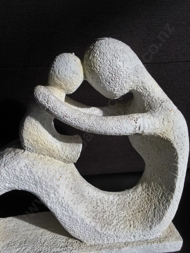 MOTHER AND CHILD SCULPTURE, H 37 CM X W 41 CM Image 1++