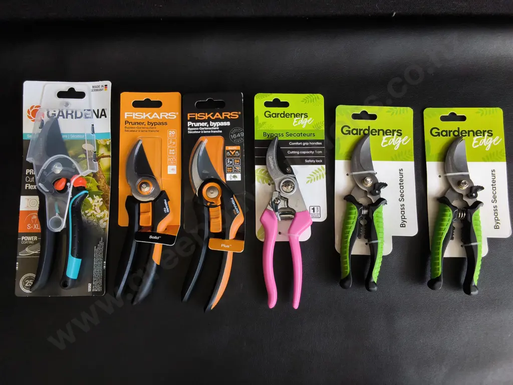 6 BRAND NEW GARDENING TOOLS Image 1++