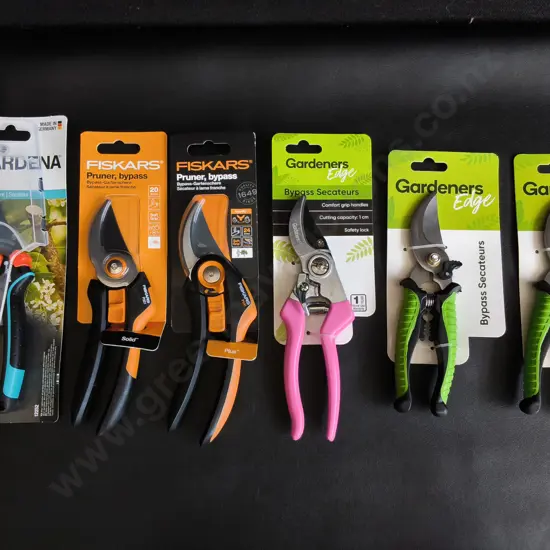 6 BRAND NEW GARDENING TOOLS
