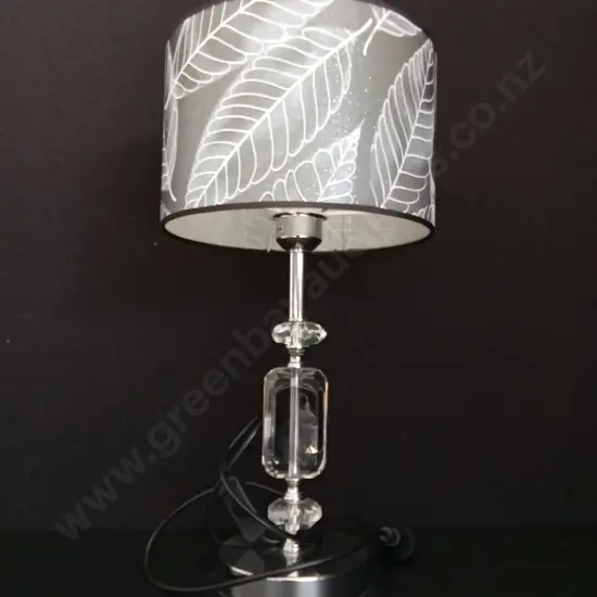 GLASS TABLE LAMP WITH SPARKLING LEAF PATTERN LAMP SHADE, HEIGHT 49CM