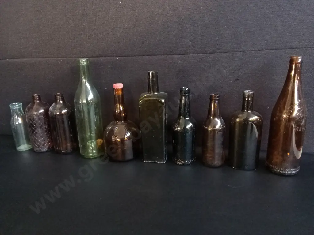 COLLECTION OF 10 VINTAGE AND ANTIQUE GLASS BOTTLES, INCLUDING WINE, LIQUOR, AND UTILITY BOTTLES, TALLEST H 30 CM Image 1++
