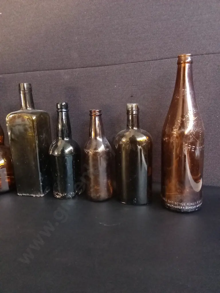 COLLECTION OF 10 VINTAGE AND ANTIQUE GLASS BOTTLES, INCLUDING WINE, LIQUOR, AND UTILITY BOTTLES, TALLEST H 30 CM Image 1++