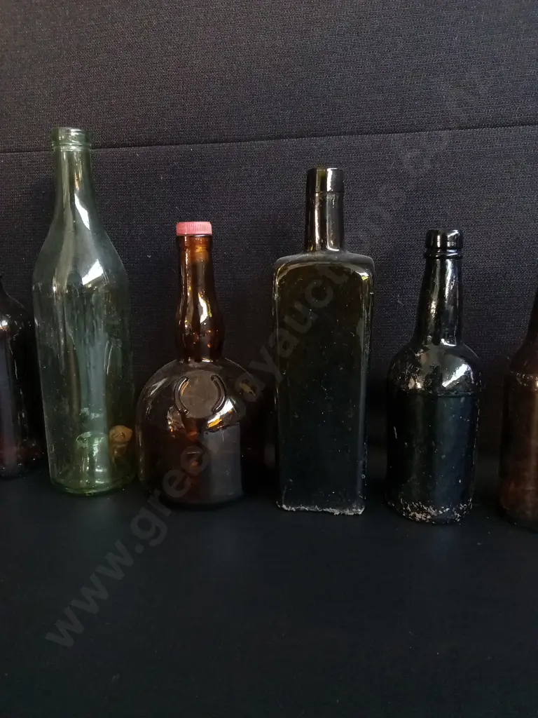 COLLECTION OF 10 VINTAGE AND ANTIQUE GLASS BOTTLES, INCLUDING WINE, LIQUOR, AND UTILITY BOTTLES, TALLEST H 30 CM Image 1++
