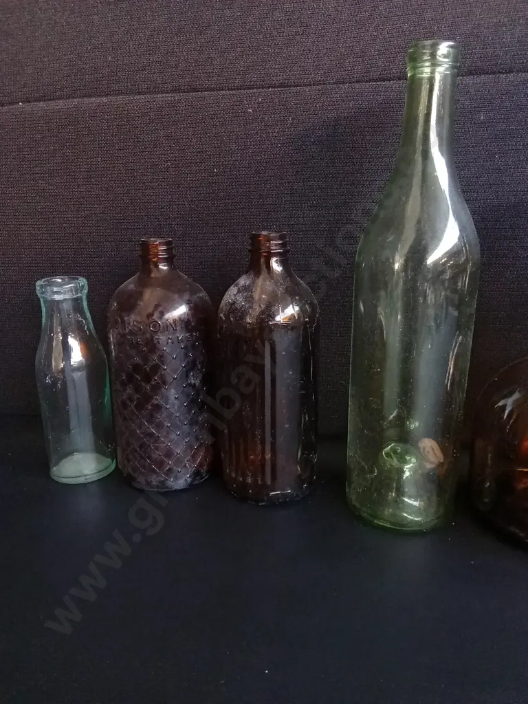 COLLECTION OF 10 VINTAGE AND ANTIQUE GLASS BOTTLES, INCLUDING WINE, LIQUOR, AND UTILITY BOTTLES, TALLEST H 30 CM Image 1++