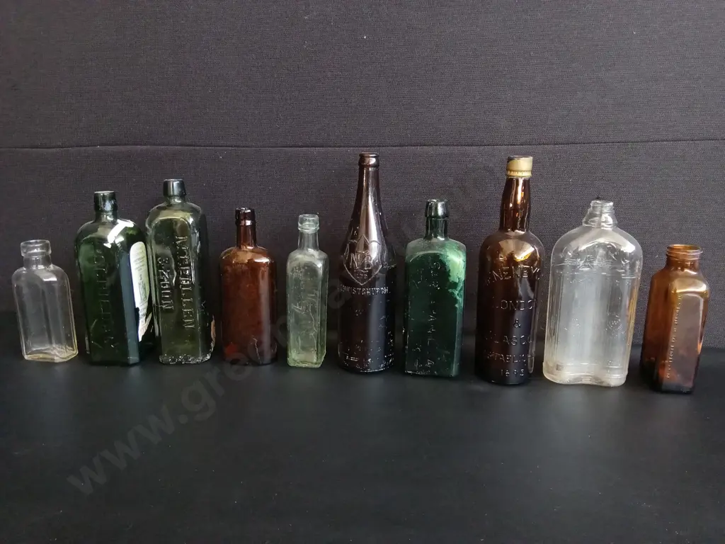 COLLECTION OF 10 VINTAGE AND ANTIQUE GLASS BOTTLES, INCLUDING SPIRIT AND MEDICINE BOTTLES, TALLEST H 30 CM Image 1++