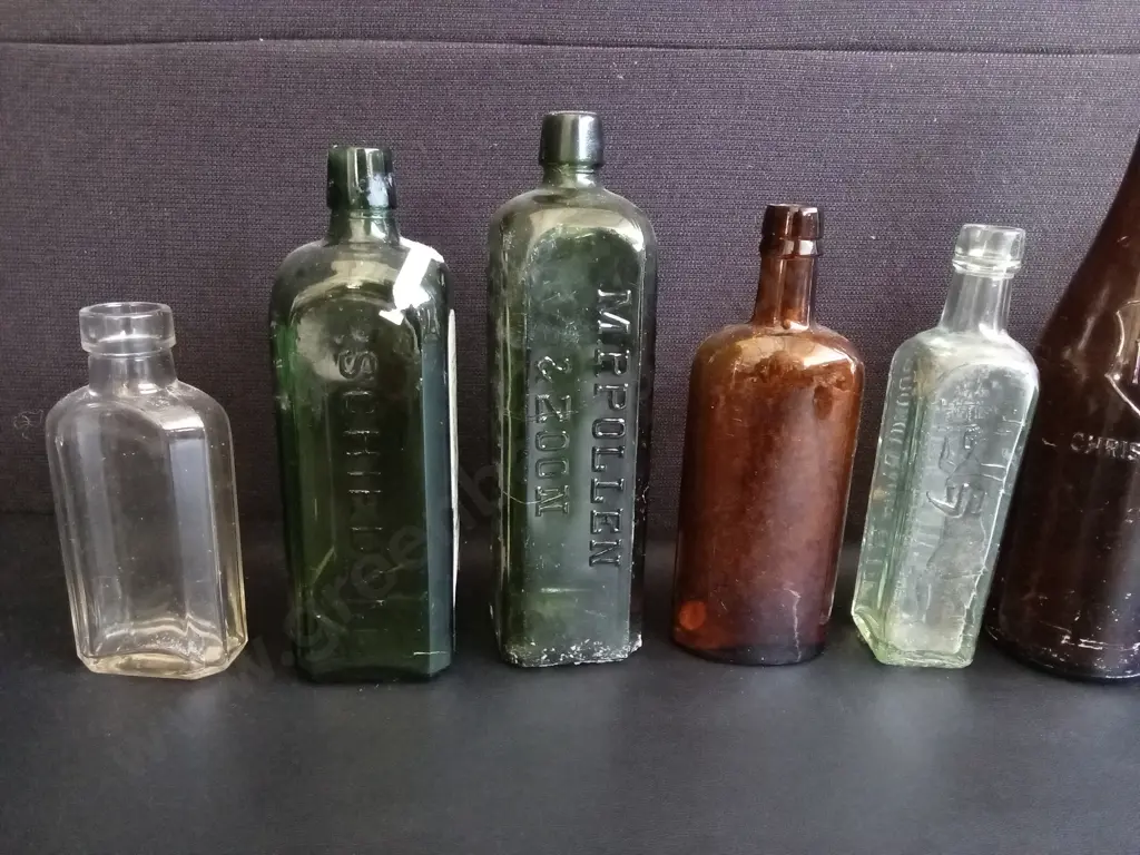 COLLECTION OF 10 VINTAGE AND ANTIQUE GLASS BOTTLES, INCLUDING SPIRIT AND MEDICINE BOTTLES, TALLEST H 30 CM Image 1++