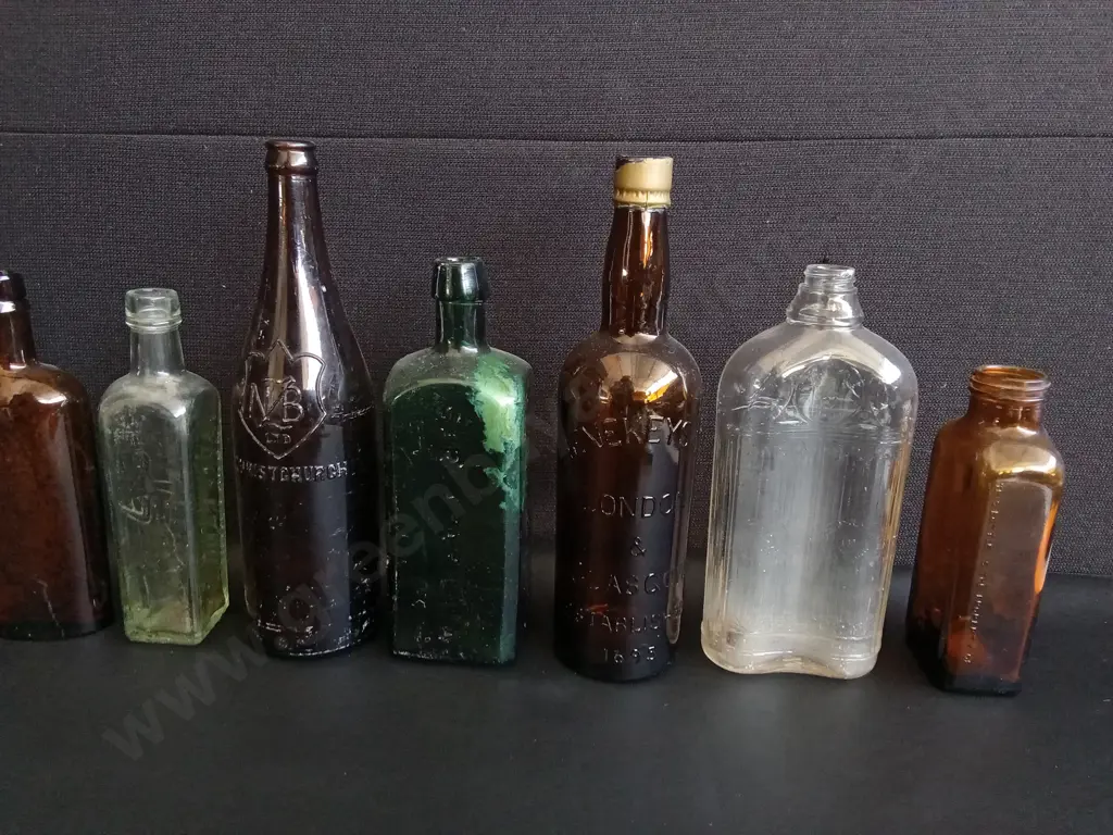 COLLECTION OF 10 VINTAGE AND ANTIQUE GLASS BOTTLES, INCLUDING SPIRIT AND MEDICINE BOTTLES, TALLEST H 30 CM Image 1++
