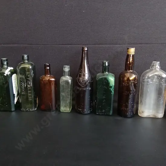 COLLECTION OF 10 VINTAGE AND ANTIQUE GLASS BOTTLES, INCLUDING SPIRIT AND MEDICINE BOTTLES, TALLEST H 30 CM