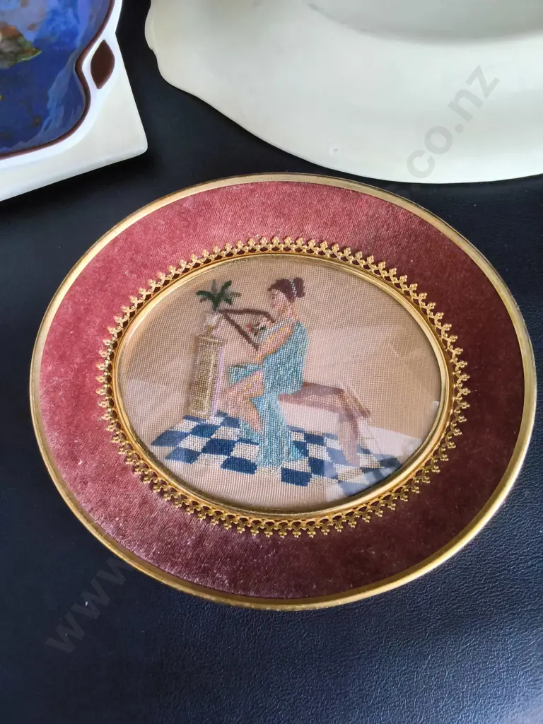 4 SERVING DISHES LONGEST L29CM INCLUDING ROYAL DOULTON, ROYAL WINTON, ROYAL STRATFORD AND AN EMBROIDERED IMAGE Image 1++